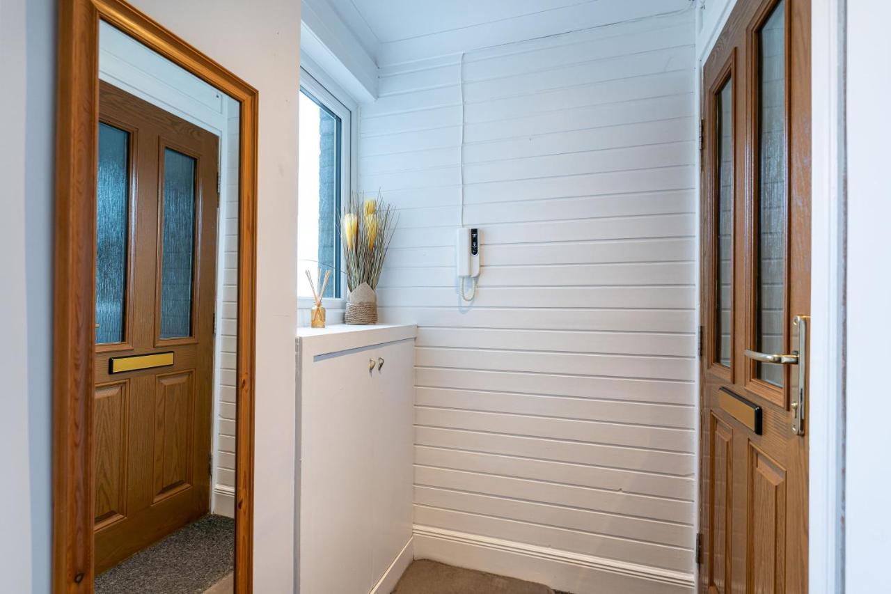 Lovely 3-Bedroom Flat With Free Parking Bridge of Allan Exterior photo